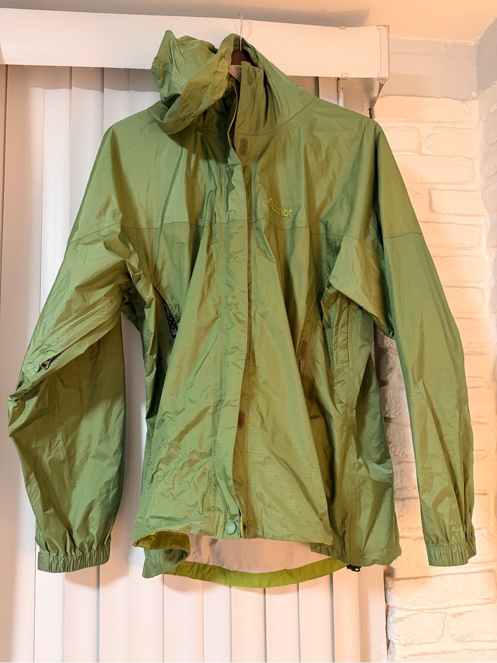 Marmot Women’s Large Green Hooded Rain Jacket Shell READ